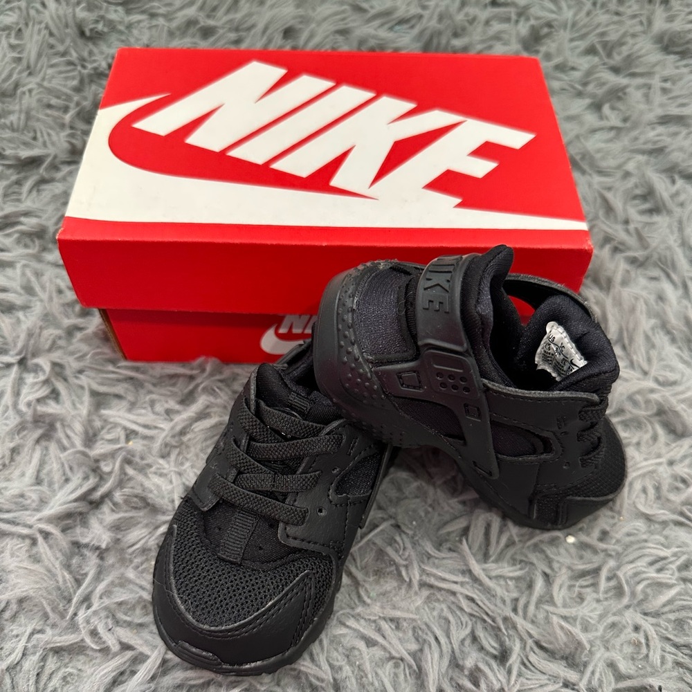 Nike Husrache Run Black  Sneakers size 5C
